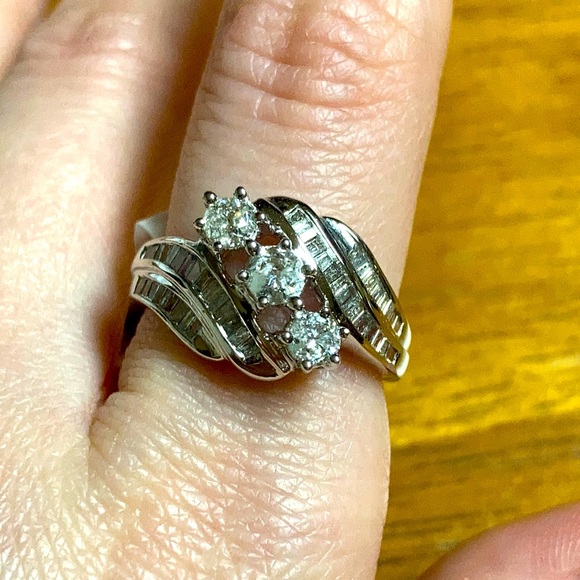 Diamond Ring - Picture 1 of 9